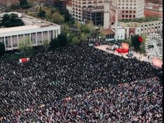 Festa e Fiter Bajrami/Mijëra besimtarë myslimanë falin namazin te sheshi “Skënderbej”