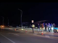 Vret këmbësorin, braktis makinën dhe i heq targat por policia e identifikon dhe e shpall në kërkim 29-vjeçarin