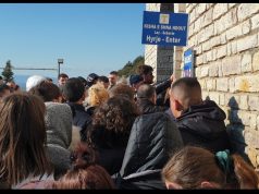 (Video) E nisin me sakrificë pelegrinazhin në të parën prej 13 të martave të shenjta. Era e fortë sfidon besimtarët në Kishën e Laçit