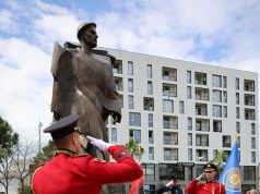 Përkujtohet Indrit Cara, ushtar “Kavaja” që ra dëshmor me UÇK-në. Në qytetin e lindjes në 26-vjetorin e vdekjes i ngrihet një shtatore