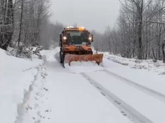 Dëbora zbardh veriun e vendit, vështirësohet qarkullimi i mjeteve në aksin rrugor Bogë-Theth