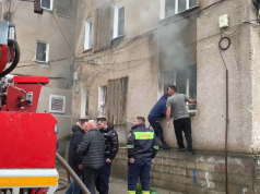 Bie zjarri në banesë, ndërron jetë moshuari pas dërgimit në spital