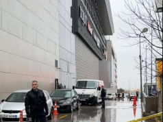 Grabitje e armatosur në parkingun e një qendre tregtare në Prishtinë, dyshohet për një të plagosur