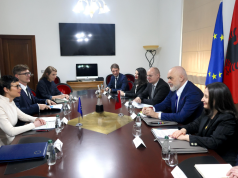 (Video) Komisionerja Kos takohet me kryeministrin Rama