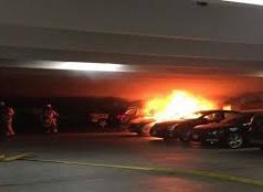 Zjarr në parkimin e një pallati