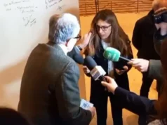 I bezdisur nga pyetja i tërhoqi flokët gazetares, ish-kryeministri italian Romando Prodi kërkon ndjesë: Bëra gabim! (Video)