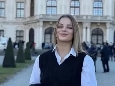 (Video) Grekët në kor thërrasin emrin e shqiptares gjatë paradës ushtarake në Selanik