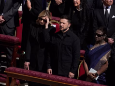 Zelensky ndërron stilin e veshjes në funeralin e Papa Françeskut