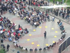 “Ju keni lindur me këmishë”/ Edi Rama me të rinjtë në Tiranë: “Vota juaj më 11 maj është një takim me historinë”