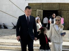 I shoqëruar nga vajza dhe bashkëshortja, Ministri Balla uron besimtarët e krishterë në Shqipëri, Kosovë dhe diasporë: Ne shqiptarët kemi një bekim të madh, harmoninë fetare