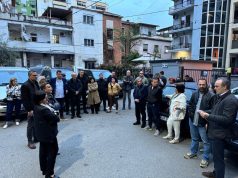 “Unë do t’i mbroj këta njerëz!” – Fushata e Erion Braçes lagje më lagje, denoncon kaosin urban