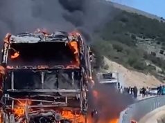 Përfshihet nga flakët autobusi në dalje të tunelit të Kardhiqit