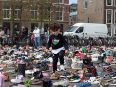 Mijëra këpucë vendosen në një prej shesheve të Holandës në kujtim të fëmijëve të vrarë në Gaza