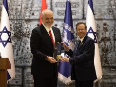 Kryeministri Edi Rama nderohet në Jeruzalem me Medaljen Presidenciale të Nderit