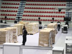 (Fotot) Qindra kuti kartoni të mbushura me fletët e votimit për emigrantët në Parkun Olimpik. Ja kur nis dërgimi