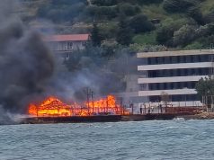 Zjarr i madh në Radhimë, përfshihen dy beach bar-e dhe një restorant