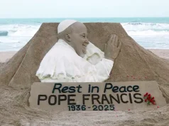 Portreti i Atit të Shenjtë në rërë. Artisti indian nderon figurën e Papa Françeskut.