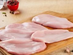 Kosovë, AUV urdhëron që mishit të pulës të importuar nga Brazili t’i bëhet testi mikrobiologjik