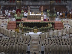 “Gratë, të përbuzura dhe të vrara”/ Mesazhi i Papës në Meshën e Vigjiljes: “Fryjnë erëra vdekjeje, le të bëhemi lajmëtarë shprese”