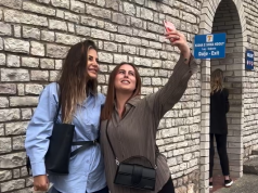 SKANDAL në Kishën e Laçit/ Në muret e shtëpisë së Zotit adhurohet një konkurrente e “Big Brother VIP”