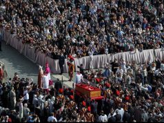 Papa Françesku, homazhet e fundit deri në orën 18:00 – nesër ceremonia madhështore në Sheshin e Shën Pjetrit