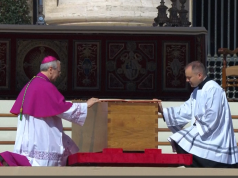 (Video) Funerali i Papa Françeskut, 200 mijë besimtarë në Sheshin e Shën Pjetrit. Kardinali Re: “Përballë tmerreve çnjerëzore, ai lutej për paqe.”