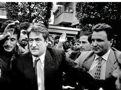 Balla u rikujton shqiptarëve Sali Berishën e ’97-ës: “Bufi e vodhi dhe e dogji Shqipërinë sa herë iu dha mundësia!”