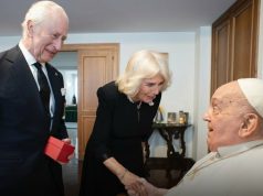 Papa Françesku takon Mbretin Charles dhe Mbretëreshën Camilla – Mesazhe urimi dhe shëndeti