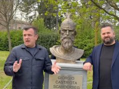 “Bashkimi bën fuqinë!”Taulant Balla përshëndet komunitetin shqiptar në Parma nga busti i Skënderbeut