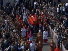 Të paktën 100 mijë persona në radhë për t’i bërë nderimet e fundit Papa Françeskut