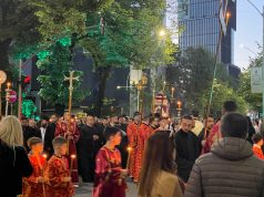 Nis ceremonia e “të premtes së madhe”, Epitafi po del nga katedralja “Ngjallja e Krishtit” (video)