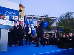 Berisha shfaqet me kapelen me numrin 1 në Kamëz: Si do i rrisim pagat dhe pensionet? Paratë që marrim nga qytetarët, do ua kthejmë atyre