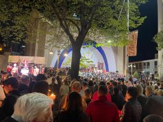 “Krishti u ngjall”- Ortodoksët kremtojnë Pashkën (Video)