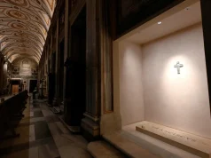 Romë: 24 orë pas varrimit, mbi 30 mijë besimtarë nderojnë varrin e Papa Françeskut në Santa Maria Maggiore, mijëra të tjerë presin ende në radhë