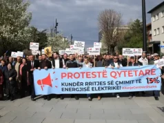 “Shteti hesht, qytetarët s’ndalen”.