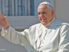 Sot ditë zie kombëtare. Flamujt në gjysmështizë në nderim të papa Françeskut.