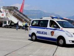 Dyshohet se ngacmoi seksualisht dy nxënëse, arrestohet në Rinas mësuesi 55-vjeçar