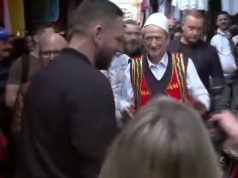 Berishën e veshin me xhamadan e qeleshe në Krujë. Tregtari i kërkon bashkimin e shqiptarëve