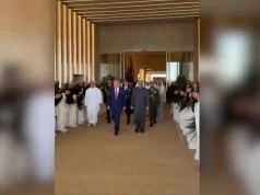 (Video) Trump pritet me vallen tradicionale të flokëve në Abu Dhabi