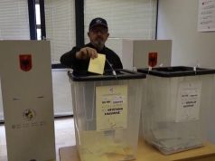 Zgjedhjet/ Konkluzionet paraprake të monitorimit të Komunitetit të Helsinkit: Dita e votimit e qetë, nuk u respektua heshtja zgjedhoreVotues në një qendër votimi