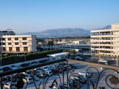 Rinas, 2-vjeçari nga Holanda bie nga kati i tretë i hotelit