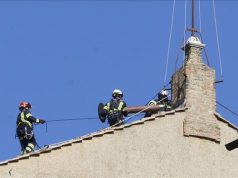 (Video) Zjarrfikësit e Vatikanit vendosin oxhakun në çatinë e Kapelës Sistine