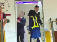 (Video) Presidentin francez e rreh gruaja? Momenti i sikletshëm kapet live nga kamera