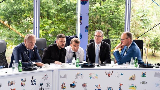 lideret e vendeve te BE po bisedojne me Trump Çfarë ndodhi në atë takim, në të cilin morën pjesë edhe Emmanuel Macron, Donald Tusk dhe Keir Starmer dhe që pasoi bisedën telefonike dyorëshe midis Trump dhe Putin dhe si shkoi në të vërtetë diskutimi, këtë e dinë vetëm udhëheqësit