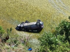 Aksident i frikshëm në Vlorë/ Makina përfundon në lumë, shpëtojnë mrekullisht nëna dhe dy fëmijët