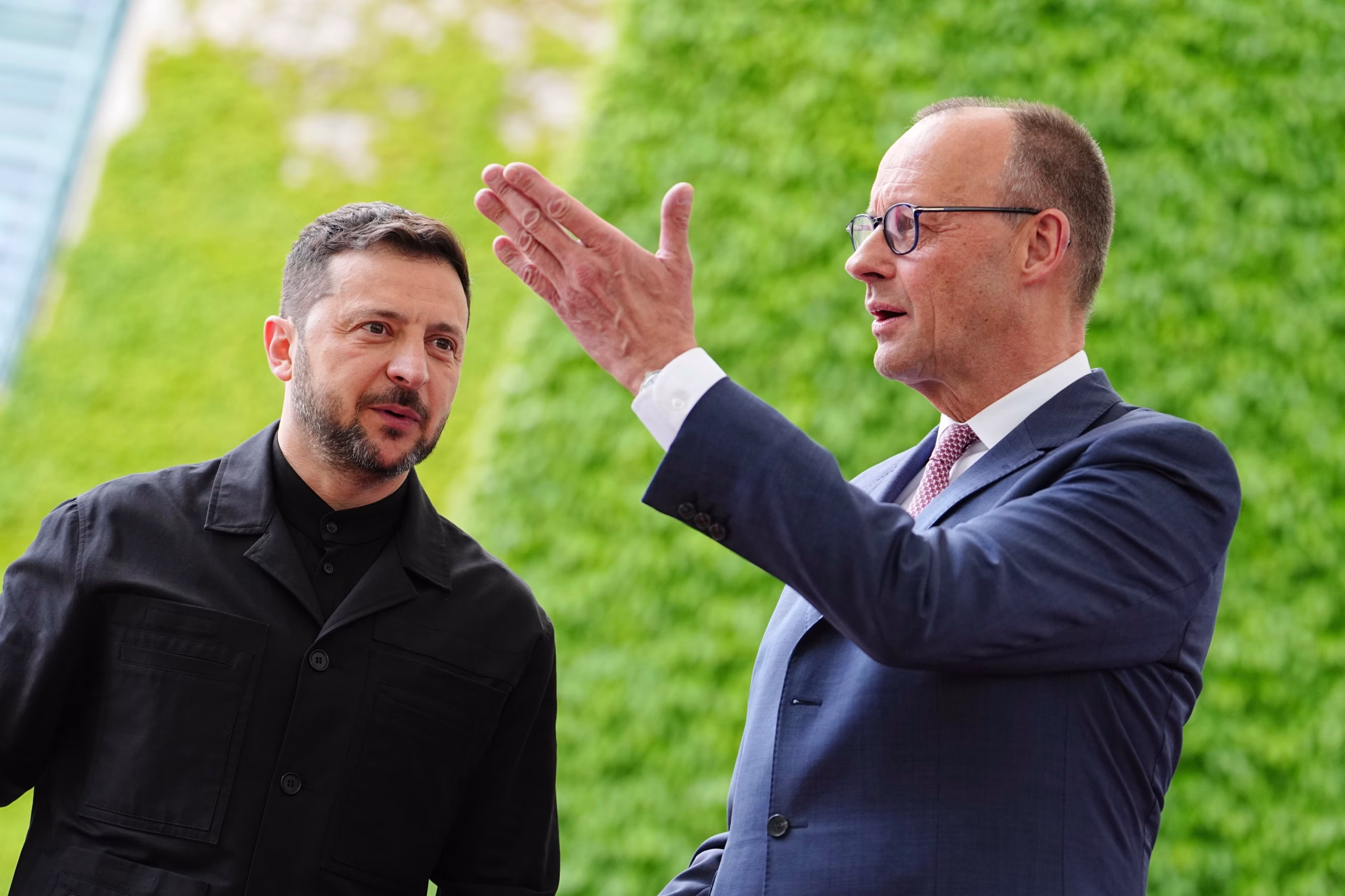 Debati për furnizimin apo jo të Kievit me raketa lundruese gjermane, Taurus, është ndezur sërish pas deklaratave të kancelarit gjerman, Friedrich Merz, për ta lejuar Ukrainën t’i godasë shënjestrat ushtarake thellë brenda Rusisë me raketat e furnizuara nga Perëndimi.