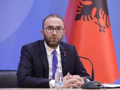 Gazment Bardhi në revansh. Pasi paralajmëroi arrestimin e Ballukut, i rikthehet Fierit ku të dy ishin drejtues politikë qarku në 11 maj