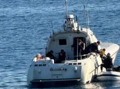 Anija “Butrinti” P-134, pjesë e misionit të NATO-s në Detin Egje,shpëton 13 emigrantë, mes tyre 2 fëmijë.