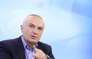 Meta nga burgu: Rama të lexojë Kushtetutën