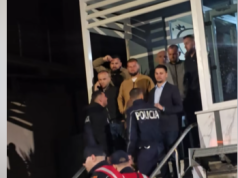 Dollarë, paundë e tollona nafte/ Tensione në Maqellarë, pamje nga momenti kur demokratët bllokojnë makinën e biznesmenit Fiqiri Pali